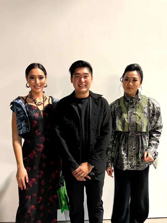 Puteri Indonesia 2022 Laksmi DeNeefe bersama kolega di New York Fashion Week 2022. (Foto: Dok. Amero Jewellery)