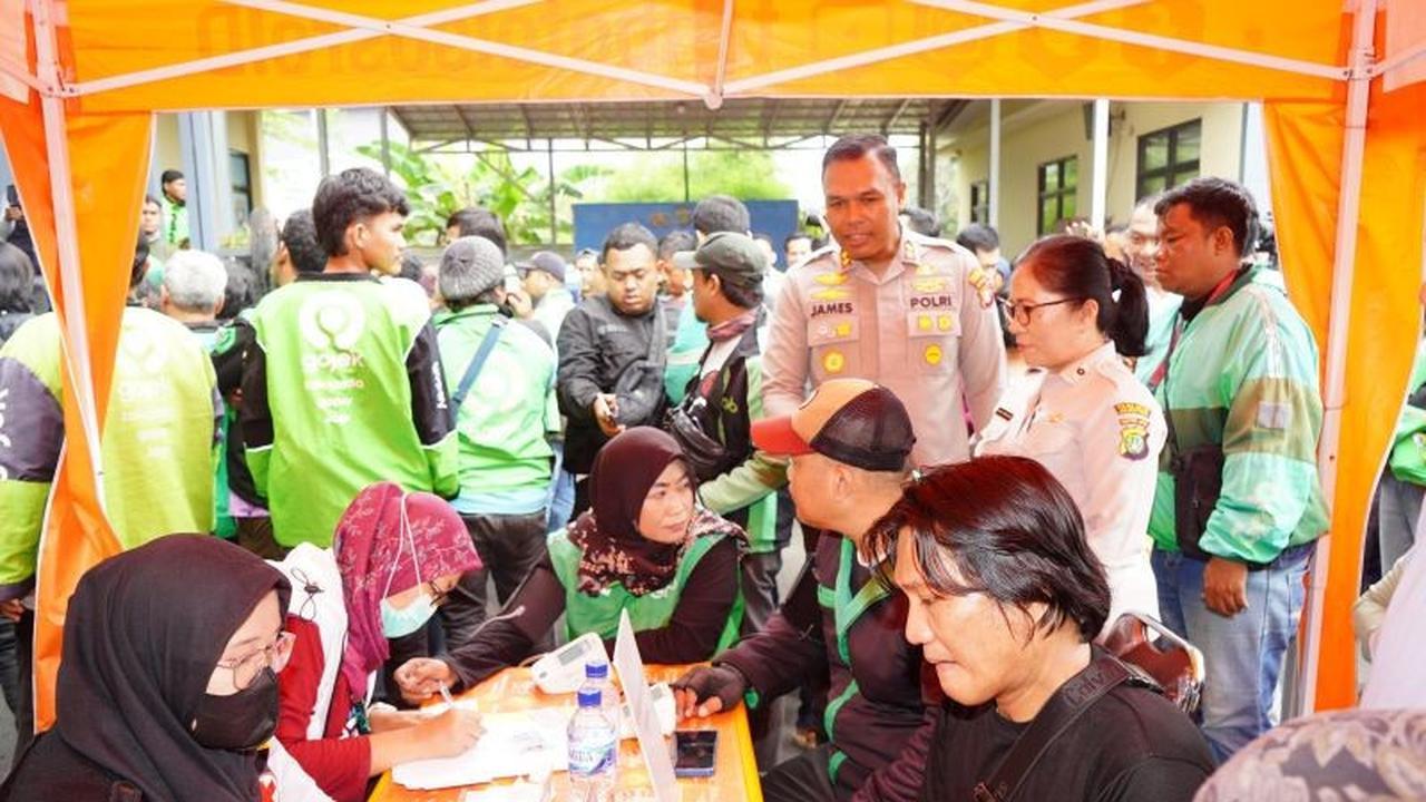 Tahukah Anda, 500 Paket Bantuan Sembako Ojol Disalurkan Polres Metro Jakut untuk Pengemudi Daring!