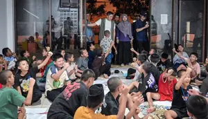 Seskab Teddy Mendadak Kunjungi Sekolah Rakyat di Cikarang Malam-malam