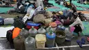 Pihak berwenang pada hari Senin menghentikan kegiatan penangkapan ikan, mengerahkan personel penyelamat dan mengumumkan rencana evakuasi bagi mereka yang berisiko. (AP Photo/Ajit Solanki)