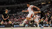 Pemain Timnas Futsal Indonesia, Samuel Eko memberikan umpan back heel dalam laga uji coba melawan Australia di Indonesia Arena, Senayan, Jakarta, Sabtu (01/11/2025). (Bola.com/Bagaskara Lazuardi)