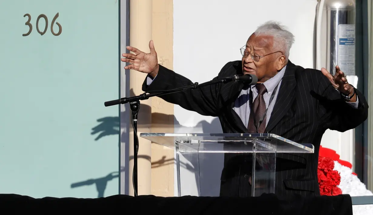Pendeta James Lawson berpidato di balkon di luar kamar 306 di National Civil Rights Museum yang sebelumnya adalah Motel Lorraine saat peringatan 50 tahun pembunuhan Martin Luther King Jr, Memphis, Tennessee (4/4). (AP/Mark Humprey)
