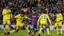 Aksi Pemain FC Barcelona, Lionel Messi saat dikepung para pemain Las Palmas pada laga La Liga di Camp Nou, Barcelona (14/1/2017). Barcelona menang 5-0. (AP/Manu Fernandez)
