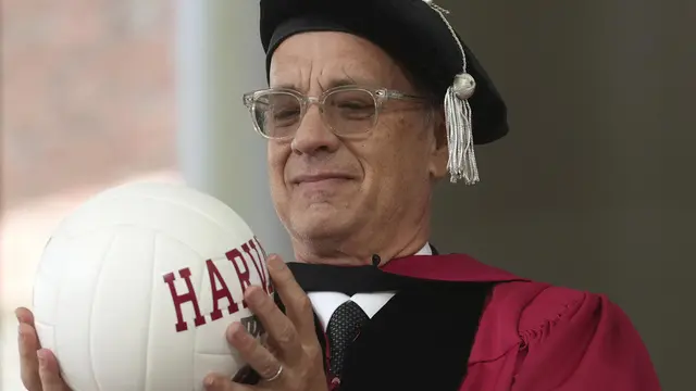 Tom Hanks dapat gelar kehormatan dari Harvard. (AP Photo/Steven Senne)