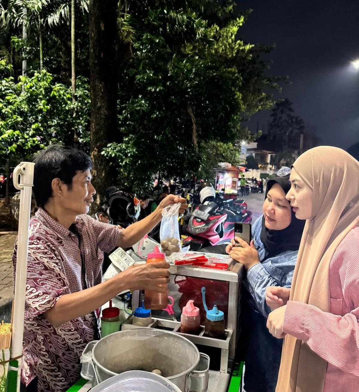 Ayana Moon Asyik Jajan Cilok untuk Buka Puasa, Momen Seru Sebelum Tarawih