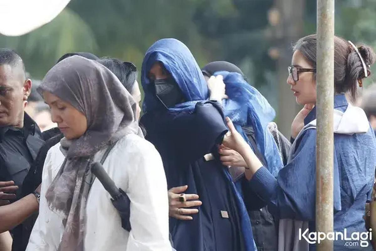 6 Potret Sheila Dara di Pemakaman Vidi Aldiano, Kenakan Pashmina Warna Biru
