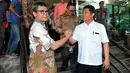 Menkominfo Rudiantara dan Plt Wakil Ketua KPK Johan Budi (kiri) melakukan salam komando di depan KPK, Jakarta, Selasa (6/10). Menkominfo mendatangi KPK untuk melakukan perpanjangan Perjanjian Kerja Sama mengenai penyadapan.(Liputan6.com/Andrian M Tunay)