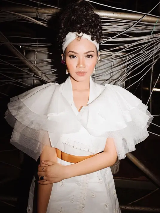 Berbagai gaya telah dicoba oleh penyanyi cantik ini. Tak hanya gaya kasual di keseharian, pesona Yura Yunita begitu anggun dan elegan dengan gaun berwarna putih. Apalagi ditambah makeup flawles dan penataan rambut dengan bandana, dirinya makin memesona. (Liputan6.com/IG/@yurayunita)