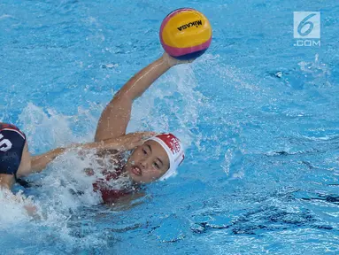 Pemain Polo Air Putri Indonesia, Febrika Indirawati (kanan) berebut bola dengan pemain Hong Kong, NG Wai Yiu saat laga penyisihan grup A Asian Games 2018, Jakarta, Jumat (17/8). Indonesia unggul tipis 9-8. (Liputan6.com/Helmi Fithriansyah)