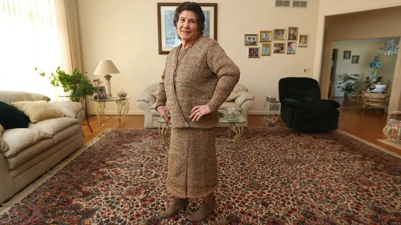 Rosa Ferrigno dan baju rajutnya.