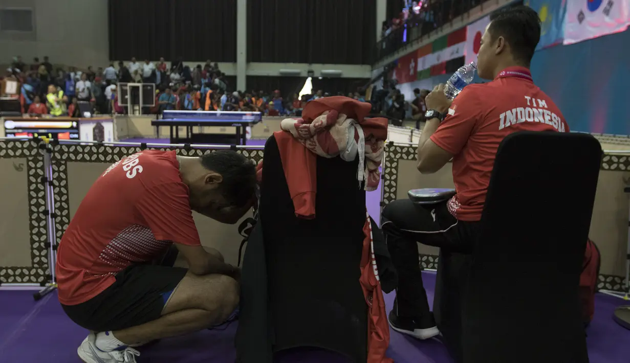Petenis meja Indonesia, David Jacobs, berdoa usai meraih medali emas Asian Para Games cabang tenis meja TT 10 di Ecovention Ancol, Jakarta, Selasa (9/10/2018). (Bola.com/Vitalis Yogi Trisna)