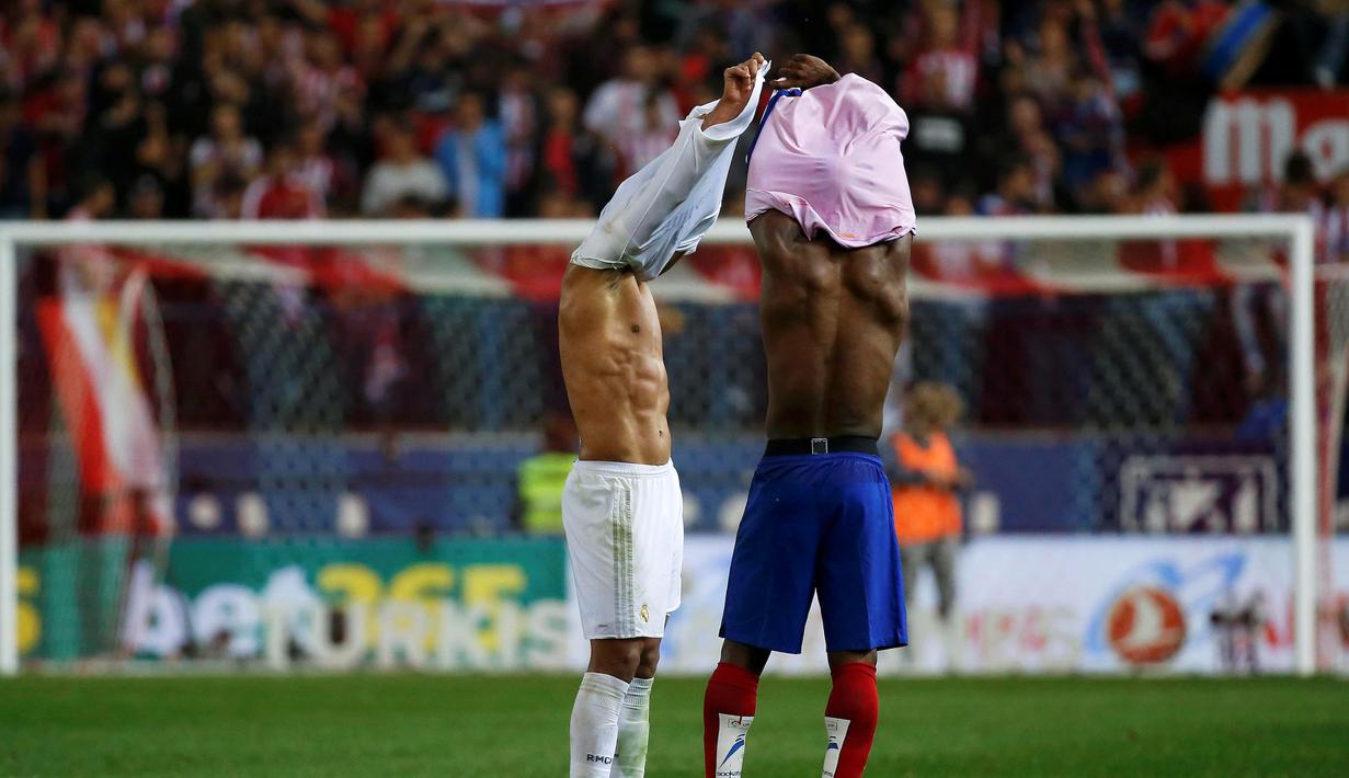 Pemain Atletico Madrid Jackson (kanan) bertukar jersey dengan pemain Real Madrid Casemiro usai laga Liga Spanyol di Vicente Calderon stadium, Minggu(05/10/2015).  (REUTERS/Andrea Comas)