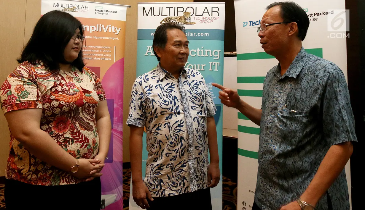 Solution and Infrastructure Business Director PT Multipolar Technology Tbk Jip Ivan Sutanto (kanan) berbincang dengan Division Head BankVision Andreas, dan Compliance & Presales Section Head Cindy Wiana di Jakarta, Senin (23/7). (Liputan6.com/HO/Palar)