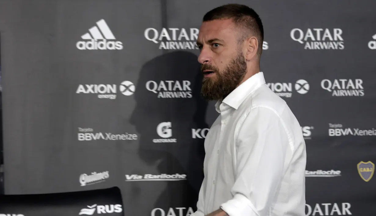Legenda AS Roma, Daniele De Rossi bersiap mengumumkan pensiun dalam konferensi pers di Buenos Aires, Senin (6/1/2020). Daniele De Rossi mengakhiri kiprah profesionalnya sepanjang 18 tahun dimana Kklub terakhir yang ia bela adalah Boca Juniors. (Enrique SANTOS / AFP)