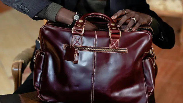 Melindungi tas agar tidak kotor