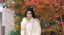 Ashanty memilih puffer jacket warna ivory yang sangat serasi dengan suasana salju Jepang. Untuk melengkapi penampilannya, ia memadukan jaket tersebut dengan topi bulu hitam yang memberi kesan glamor sekaligus melindungi kepala dari cuaca dingin.  [@ashanty_ash].