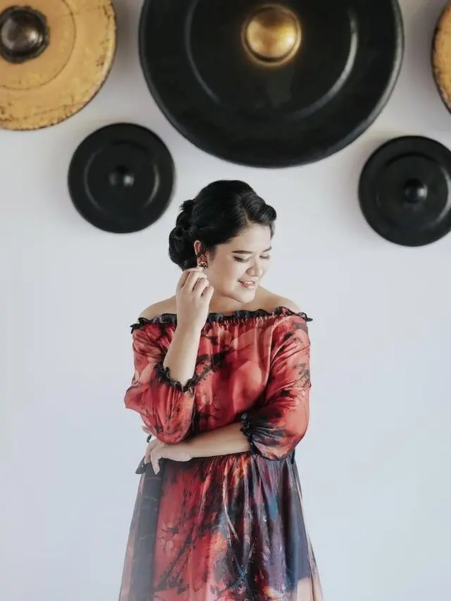 Pakai Gaun Merah, Ini 6 Pemotretan Terbaru Kahiyang Ayu Pamer Bahu