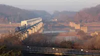 Rangkaian kereta melintas untuk pertama kalinya dari Korea Selatan ke Utara dalam satu dekade terakhir (AP/Ahn Young-Joon)