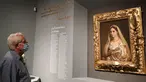 Seorang pengunjung mengamati sebuah lukisan dalam pameran "Raffaello 1483-1520" di Roma, Italia, pada 2 Juli 2020. Pameran retrospektif terbesar tentang kehidupan dan karya maestro zaman Renaisans Raphael, baru-baru ini dibuka kembali untuk umum di Scuderie del Quirinale di Roma. (Xinhua/Cheng Tingt