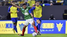 Pemain Al Nassr, Cristiano Ronaldo (kanan) berebut bola dengan pemain Al Ettifaq saat laga lanjutan Liga Pro Arab Saudi 2022/2023 yang berlangsung di Mrsool Park, Riyadh, Arab Saudi, Minggu (22/01/2023). Al Nassr menang dengan skor 1-0 dan kini menempati puncak klasemen sementara Liga Pro Arab Saudi 2022/2023. (AP Photo)
