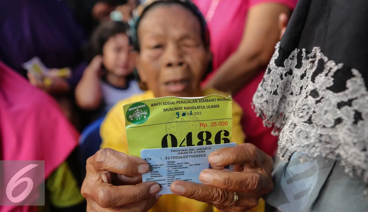 Warga memperlihatkan kupon dan KTP saat gelaran Pasar Murah Ramadan di Mesjid Jami Luar Batang, Jakarta, Kamis (9/7/2015). Pasar Murah Ramadan dimulai dari 29 Juni - 16 Juli 2015. (Liputan6.com/Faizal Fanani)