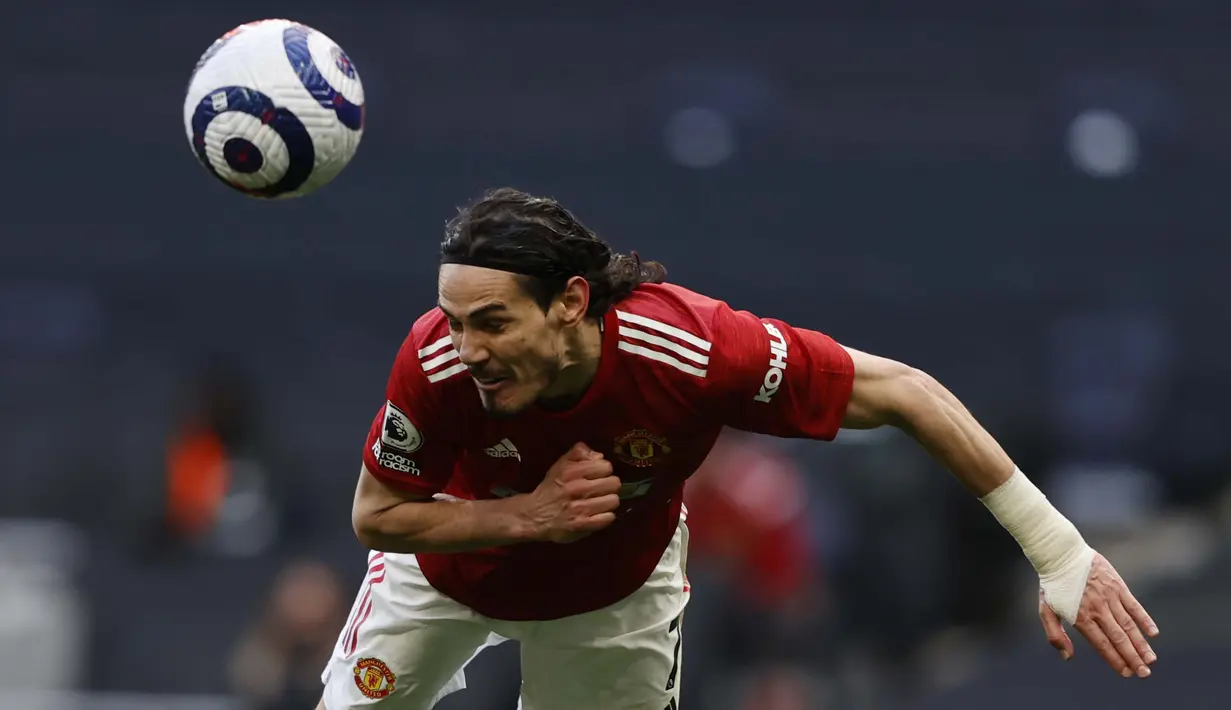 Memasuki menit ke-79, United secara luar biasa mampu membalikkan keadaan setelah sundulan Cavani meneruskan umpan silang Greenwood tak mampu dijangkau oleh Lloris. (Foto: AP/Pool/Adrian Dennis)