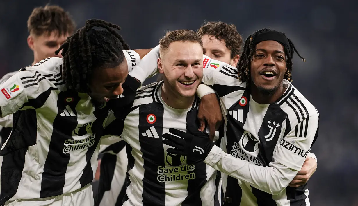 Pemain Juventus merayakan gol yang dicetak oleh Teun Koopmeiners ke gawang Cagliari pada laga 16 besar Coppa Italia 2024/2025 yang berlangsung di Juventus Stadium, Turin, Italia, Rabu (18/12/2024) WIB. (AP Photo/LaPresse/Fabio Ferrari)
