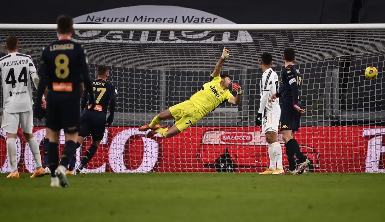 Kiper Juventus Gianluigi Buffon (tengah) kebobolan gol dari pemain Genoa Filippo Melegoni (tidak dalam gambar) pada pertandingan babak 16 besar Coppa Italia di Allianz Stadium, Turin, Italia, Rabu (13/1/2021). Juventus melaju ke perempat final usai menaklukkan Genoa 3-2. (Marco BERTORELLO/AFP)