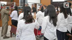 Para saksi mengambil sumpah dalam sidang lanjutan kasus pembunuhan Brigadir N Yosua Hutabarat atau Brigadir J dengan terdakwa Ferdy Sambo dan Putri Candrawathi di Pengadilan Negeri Jakarta Selatan, Selasa (1/11/2022). Agenda sidang kasus pembunuhan Brigadir J hari ini adalah pemeriksaan saksi dari pihak keluarga Brigadir J. (Liputan6.com/Faizal Fanani)