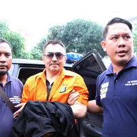 Gatot Brajamusti kembali dijemput dari NTB ke Polda Metro Jaya untuk melengkapi berkas perkara terkait senjata api illegal. Jumat (21/10/2016) siang, Aa Gatot tiba di Polda sekitar pukul 14.55 WIB. (Nurwahyunan/Bintang.com)