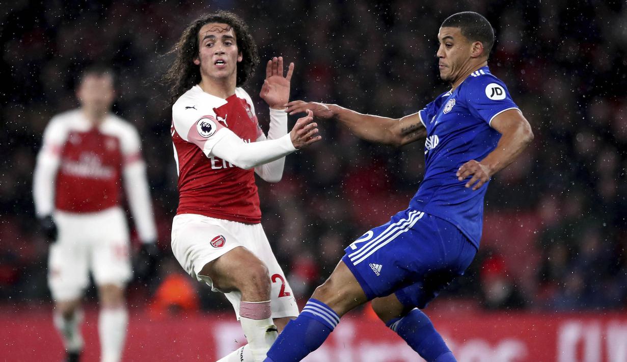 Pemain Arsenal, Matteo Guendouzi, berebut bola dengan pemain Cardiff City, Lee Peltier, pada laga Premier League di Stadion Emirates, Rabu (30/1). Arsenal menang 2-1 atas Cardiff City. (AP/Nick Potts)