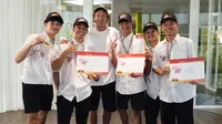 Lima pembalap muda Indonesia bersama Valentino Rossi. (Istimewa)