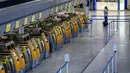 Konter check-in Lufthansa yang kosong terlihat di bandara internasional di Frankfurt, Jerman, Rabu (27/7/2022). Maskapai Jerman, Lufthansa telah membatalkan lebih dari 1.000 penerbangan. Pembatalan dilakukan imbas dari mogok kerja seluruh staf daratnya. (AP Photo/Michael Probst)