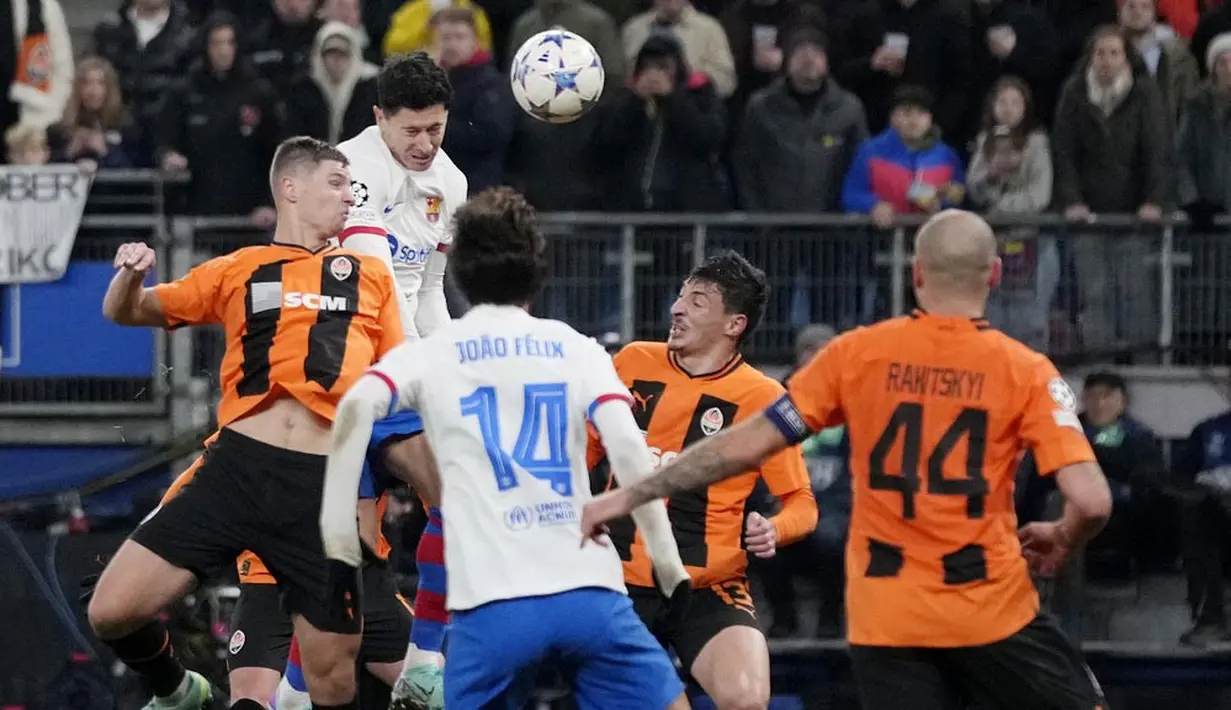 Pemain Barcelona, Robert Lewandowski, berusaha mencetak gol ke gawang Shakhtar Donetsk dalam duel matchday 4 Grup H Liga Champions 2023/2024 di Volksparkstadion, Hamburg, Rabu (8/11/2023). Lewandowski bermain penuh sebagai ujung tombak Barcelona. Namun, seperti di beberapa laga sebelumnya, dia tak mampu mencetak gol untuk Barca. (AP Photo/Matthias Schrader)