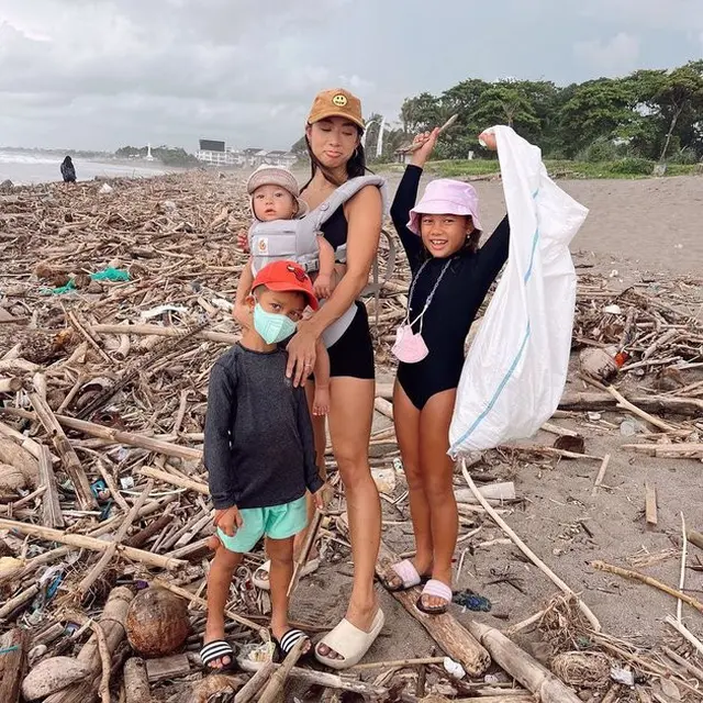 Jennifer Bachdim dan Anak-Anaknya