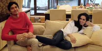 Artis yang kini menjadi Anggota DPR, Lucky Hakim resmi mempersunting penyanyi Tiara Dewi atau biasa dipanggil Syahrini KW. Kamis, 19 Januari keduanya resmi melepas status duda dan janda. (Instagram/tiaradewireal)