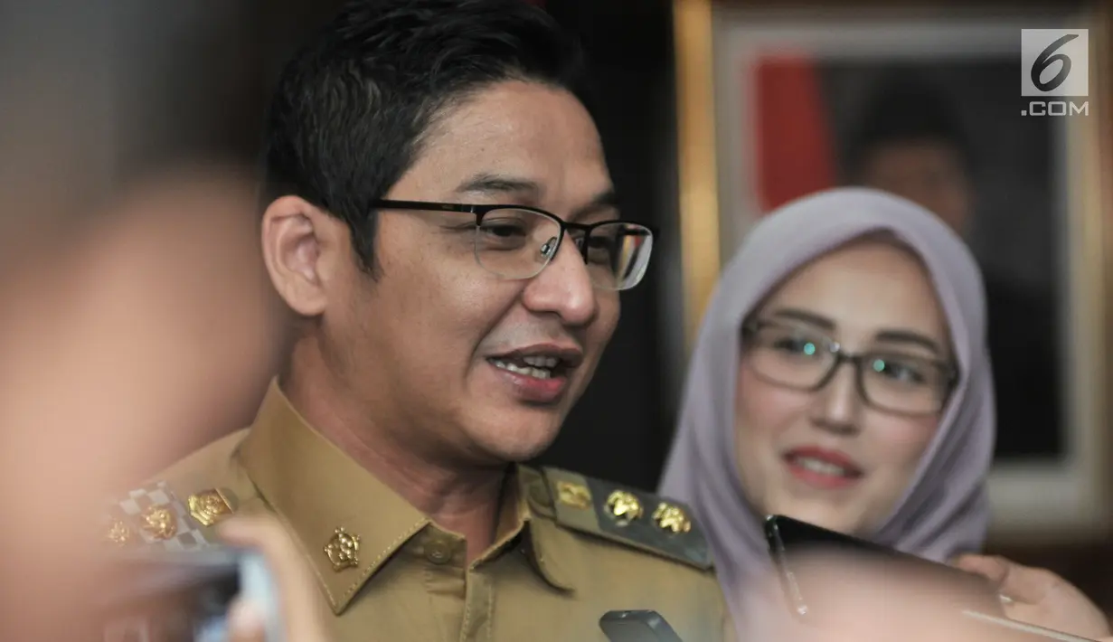 Wakil Wali Kota Palu Sigit Purnomo alias Pasha Ungu didampingi istri Adelia Wihelmina memberikan keterangan usai menggelar pertemuan dengan Mendagri Tjahjo Kumolo di Gedung Kemendagri, Jakarta, Senin (12/8/2019). (merdeka.com/Iqbal S. Nugroho)