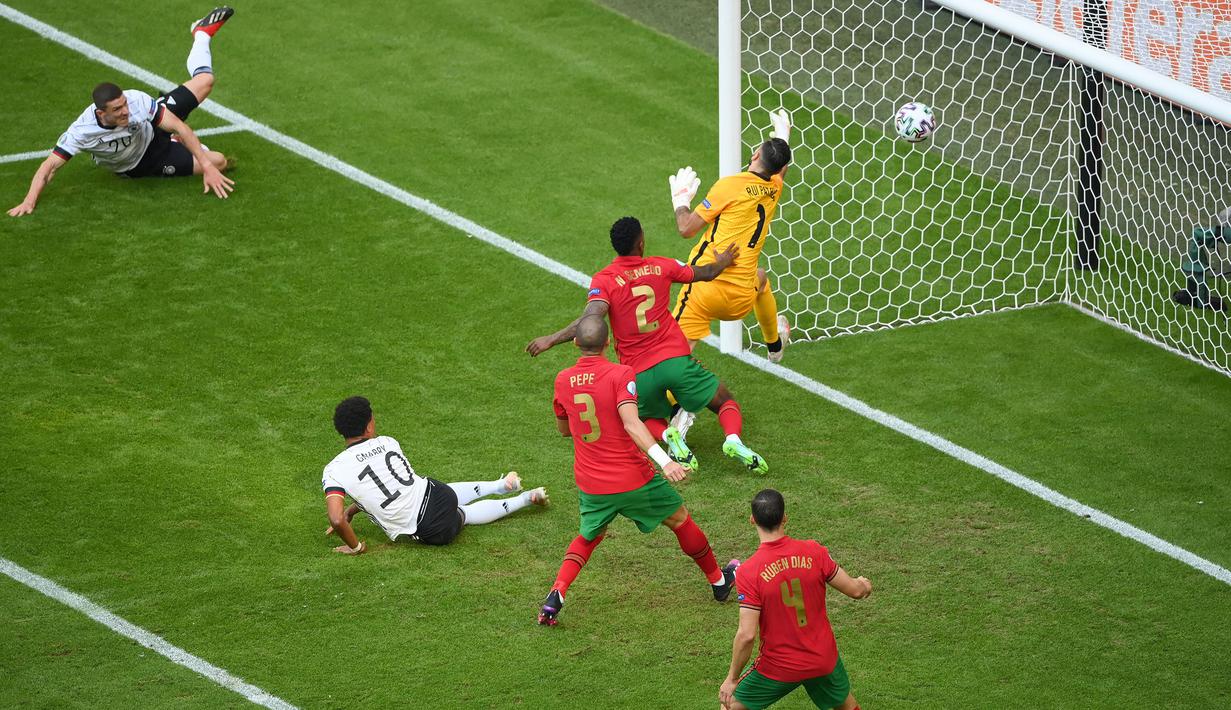 Pada babak pertama, Jerman langsung memberikan kejutan lewat gol cepat lewat aksi Robin Gosens. Sayangnya gol ini dianulir oleh wasit setelah meninjau VAR, bahwa Serge Gnabry dinyatakan offside. (Foto: AP/Pool/Matthias Hangst)