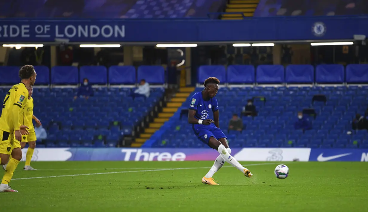 Pemain Chelsea Tammy Abraham mencetak gol ke gawang Barnsley pada pertandingan Piala Liga Inggris di Stamford Bridge, London, Inggris, Rabu (23/9/2020). Chelsea menaklukkan Barnsley 6-0. (AP Photo/Neil Hall)