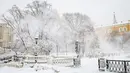 Pohon dan jalanan Taman Alexander yang memutih saat hujan salju lebat di Moskow, Rusia, 31 Januari 2018. Moskow di musim dingin akan dibalut salju putih dan jauh lebih dingin daripada biasanya. (AFP PHOTO/Mladen ANTONOV)