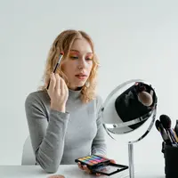 Simak langkah-langkah makeup kilat untuk para ibu yang super sibuk. (pexels/mart production).
