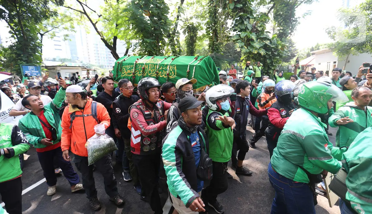 Affan Kurniawan merupakan pengemudi ojek online yang tewas dilindas jenis Barracuda milik Satuan Brigade Mobil (Brimob) Kepolisian Daerah Metro Jaya saat kericuhan di kawasan Pejompongan, Kamis (28/8/2025) malam. (Kapanlagi.com/Budy Santoso)