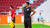 Pelatih Timnas Malaysia U-22, Nafuzi Zain saat memimpin skuad Harimau Muda menantang Timnas Laos U-22 dalam laga Grup B SEA Games 2025 di Stadion Rajamangala, Bangkok, Sabtu (6/12/2025). (Dok. FA Malaysia)