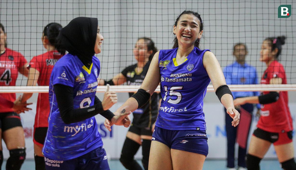 Pada tahun 2010, Yolla diboyong ke salah satu klub besar voli di Indonesia, yaitu Jakarta Elektrik PLN. Ia baru menjalani debutnya di skuat utama empat tahun kemudian dan langsung ikut berjasa menyumbangkan gelar juara Proliga pada tahun yang sama. (Bola.com/Bagaskara Lazuardi)