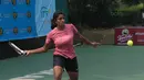 Petenis India, Samantha Chamarthi berusaha mengembalikan bola ke arah Deria Nur Haliza  pada kejuaraan ITF Women’s Circuit di Hotel Sulatan, Jakarta, Rabu (18/7/2018). Deria kalah 0-6, 2-6. (Bola.com/Nick Hanoatubun)