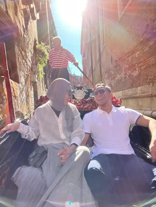 Poppy Bunga dan sang suami resmi menjadi suami istri pada 17 November 2013. Meski sudah 9 tahun menikah, keduanya tetap selalu tampil mesra. [foto: instagram/poppybungariphat]