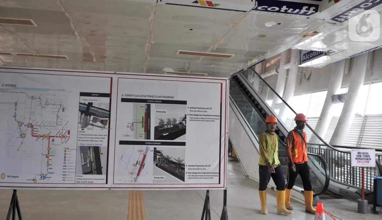 Aktivitas pekerja di Stasiun Light Rail Transit (LRT) Cibubur, Harjamukti, Depok, Minggu (13/10/2019). Progres pembangunan Stasiun LRT Cibubur baru mencapai 60 persen dan ditargetkan rampung serta diuji coba pada November 2019. (merdeka.com/Iqbal S. Nugroho)