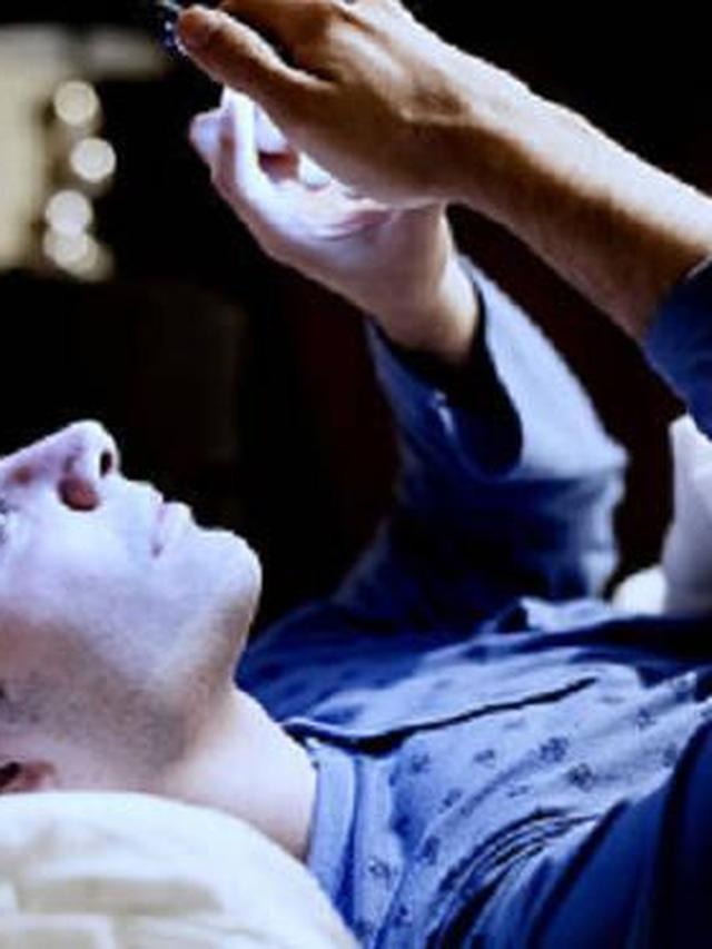 Ilustrasi main ponsel sebelum tidur (iStock)