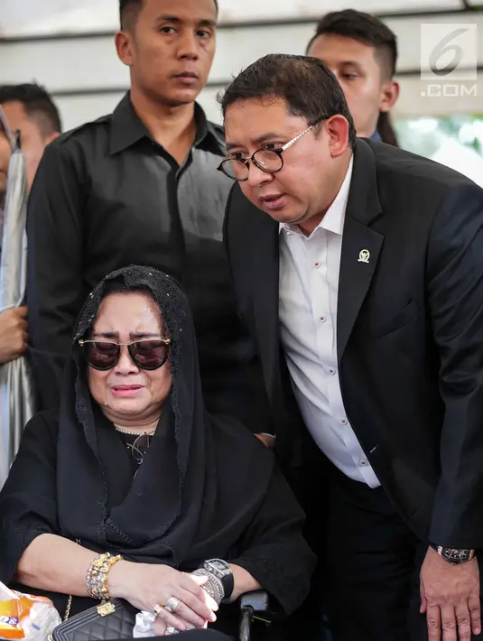 Wakil Ketua DPR Fadli Zon berdiri di samping Rachmawati Soekarnoputri saat prosesi pemakaman sang suami Benny Soemarno di TPU Karet Bivak, Jakarta, Senin (2/4). Benny Soemarno meninggal karena sakit. (Liputan6.com/Faizal Fanani)
