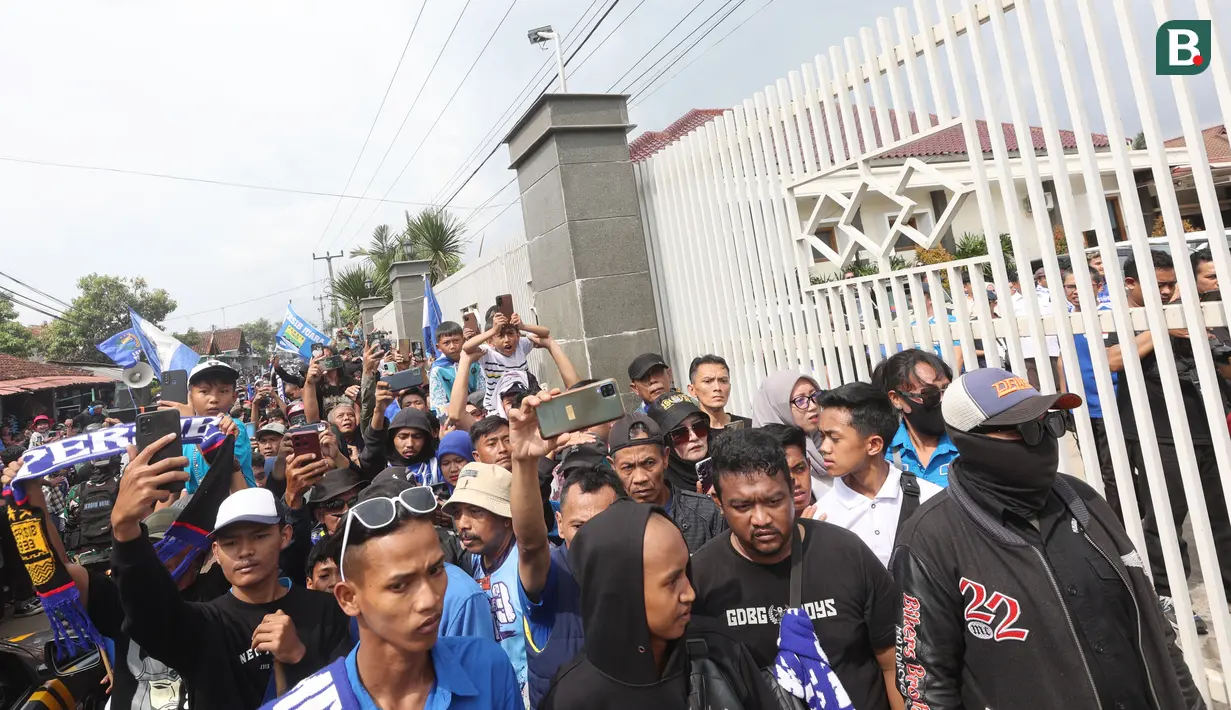 Ribuan bobotoh memadati sepanjang jalan rumah Manajer Persib Bandung sekaligus Komisaris PT Persib Bandung Bermartabat (PBB), Umuh Muchtar di Tanjungsari, Sumedang, Sabtu (2/6/2024). (Bola.com/M Iqbal Ichsan)
